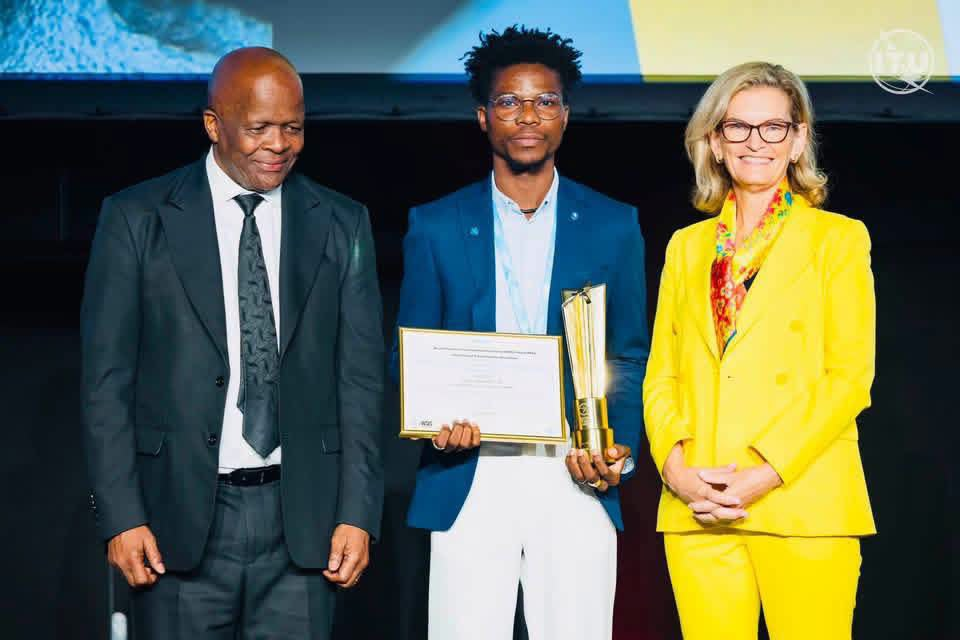 Cérémonie de remise du Prix WSIS 2026 — Genève Remise du Prix WSIS 2026 à René Fadonougbo pour Vérif’All, à Genève
